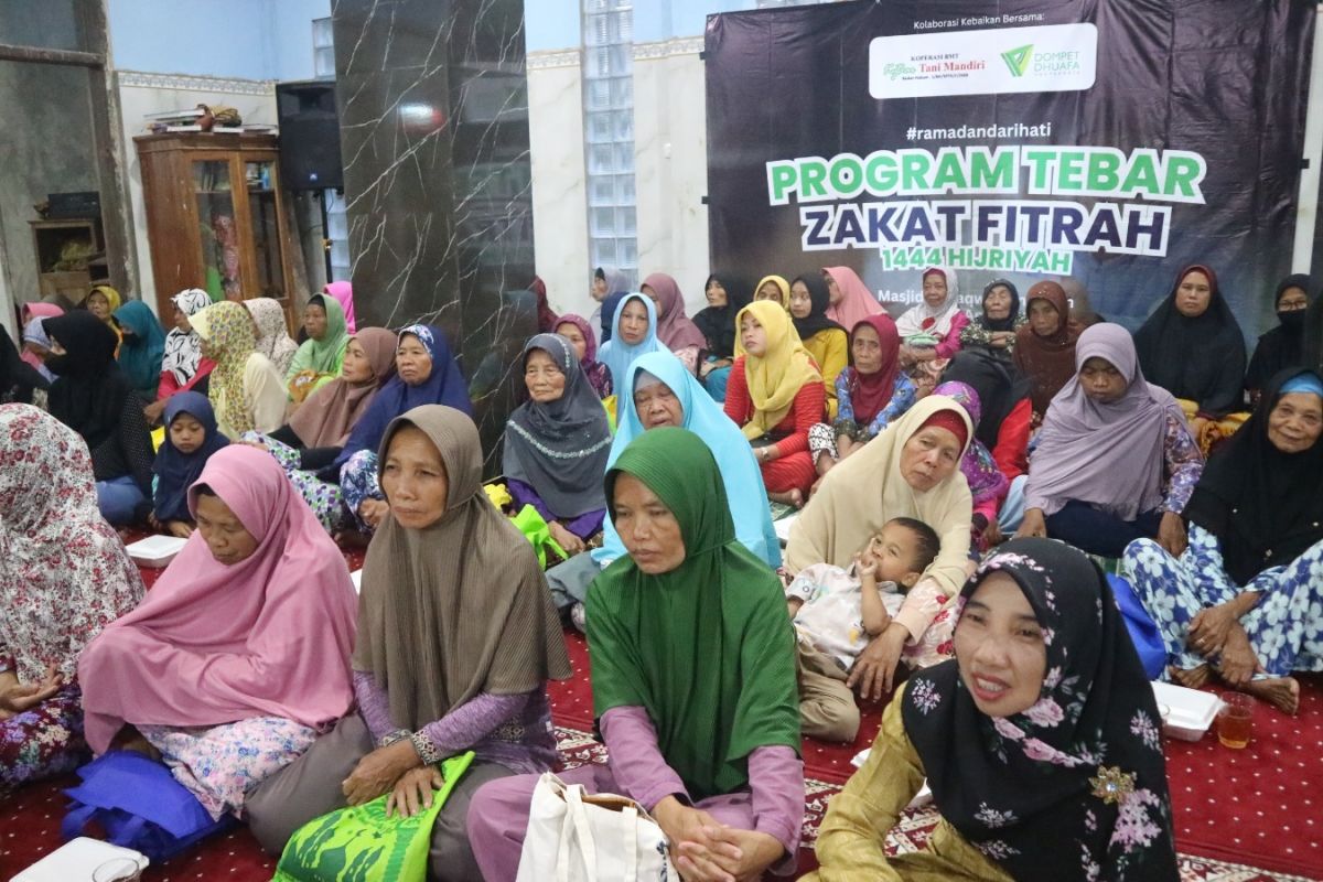 Dompet Dhuafa Yogyakarta bersama BMT Kybar Tani Mandiri salurkan ratusan paket zakat fitrah