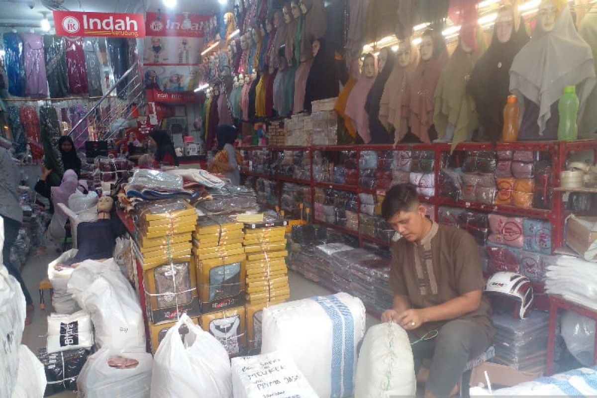 Penjualan pakaian di Pasar Ikan Lama Medan lesu jelang Lebaran