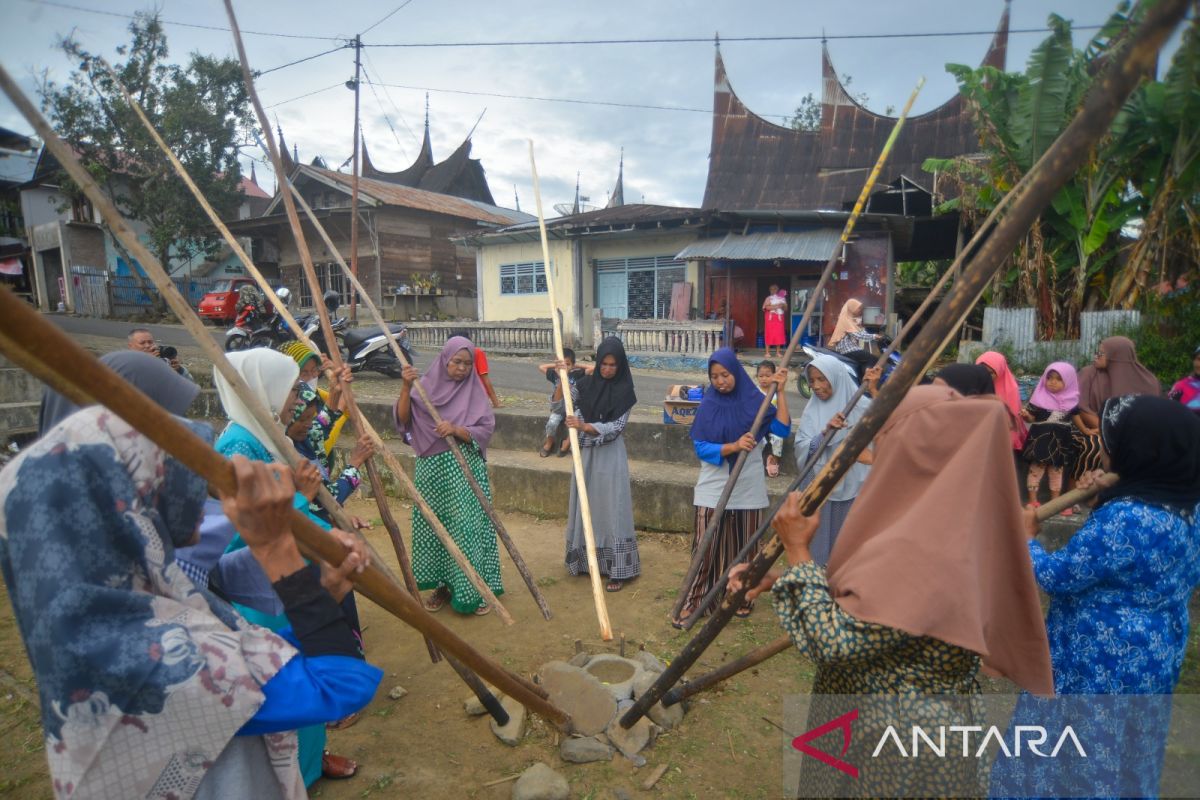 Kaum Ibu Menjaga Alu Katentong Tetap Berbunyi ke Penjuru Nagari