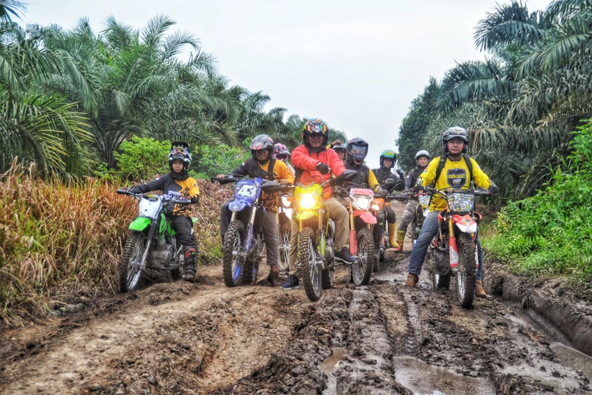 Penjabat Bupati ajak Kadis PU Kalsel tinjau poros jalan Anjir Pasar-Wanaraya