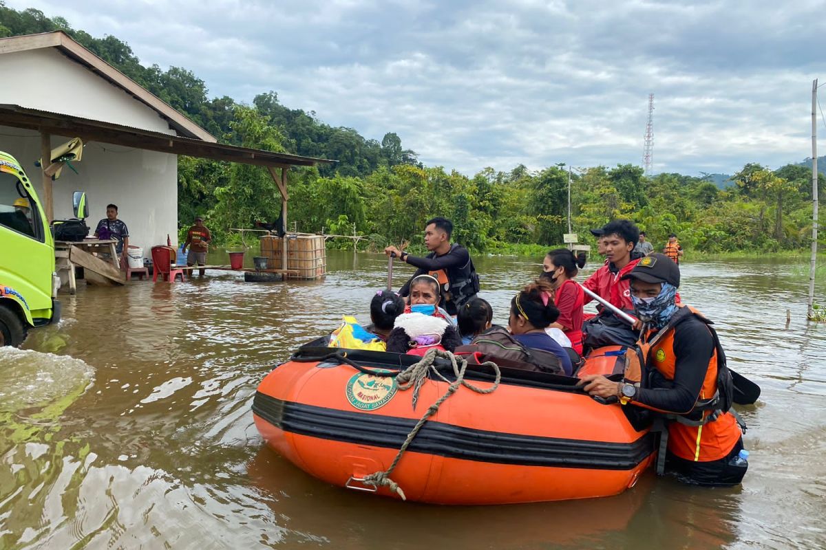 Banjir memaksa puluhan keluarga mengungsi di Morowali Utara