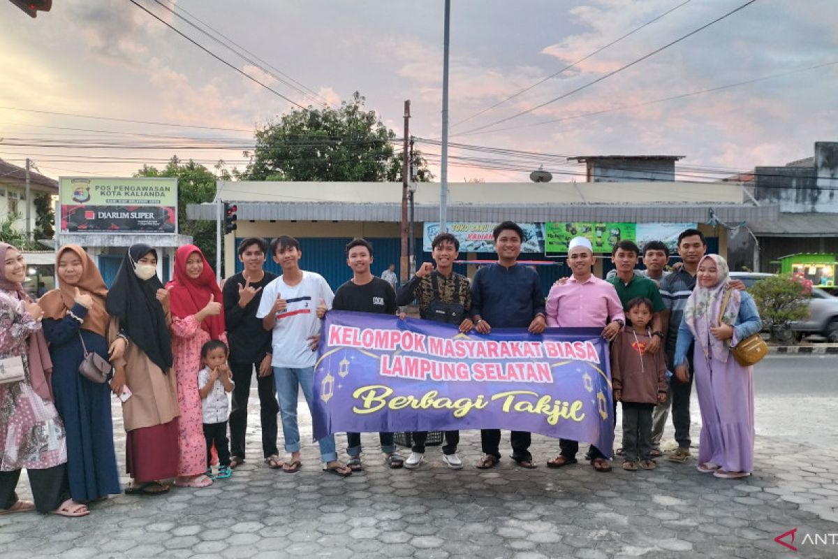 KMB bagikan 1000 paket takjil kepada pengendara di Lampung Selatan