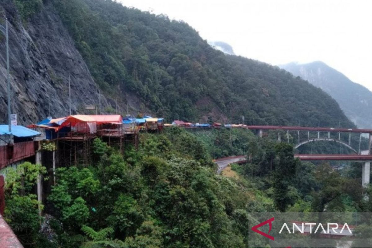 Satpol PP Sumbar tertibkan pedagang di "flyover" Kelok Sembilan