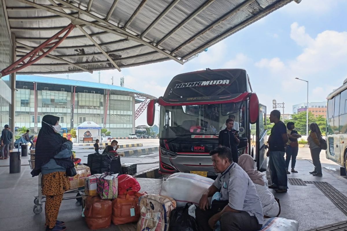 Sekitar 1.000 pemudik berangkat dari Terminal Pulo Gebang pada libur Jumat Agung