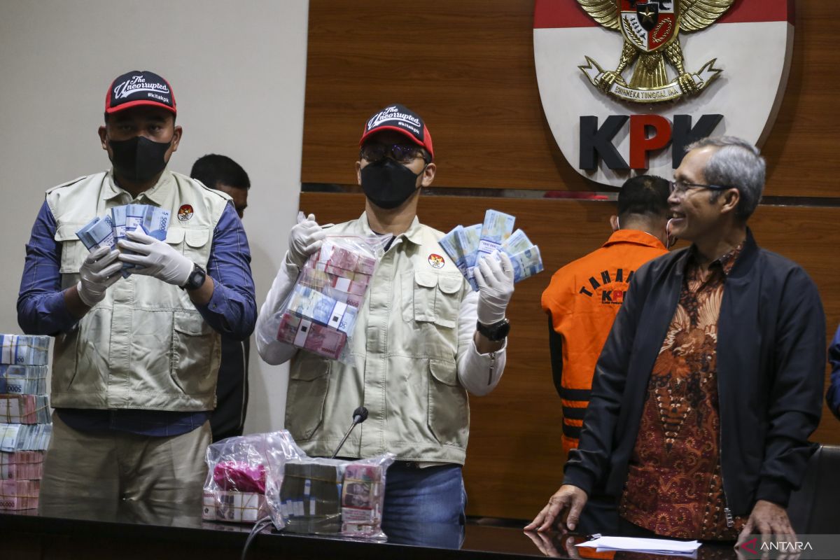 Pejabat BPK Riau diperiksa KPK terkait kasus Meranti