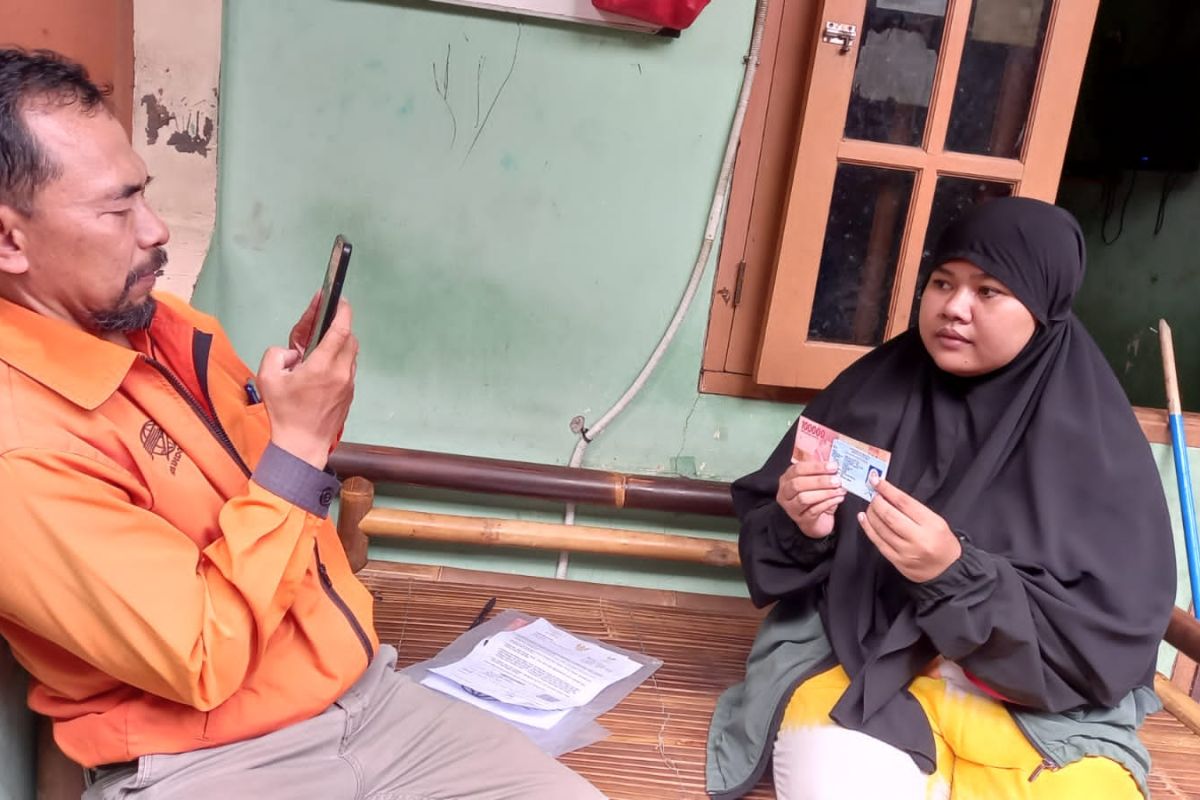 Pos Indonesia antar langsung bansos sembako ke rumah KPM di Jaksel