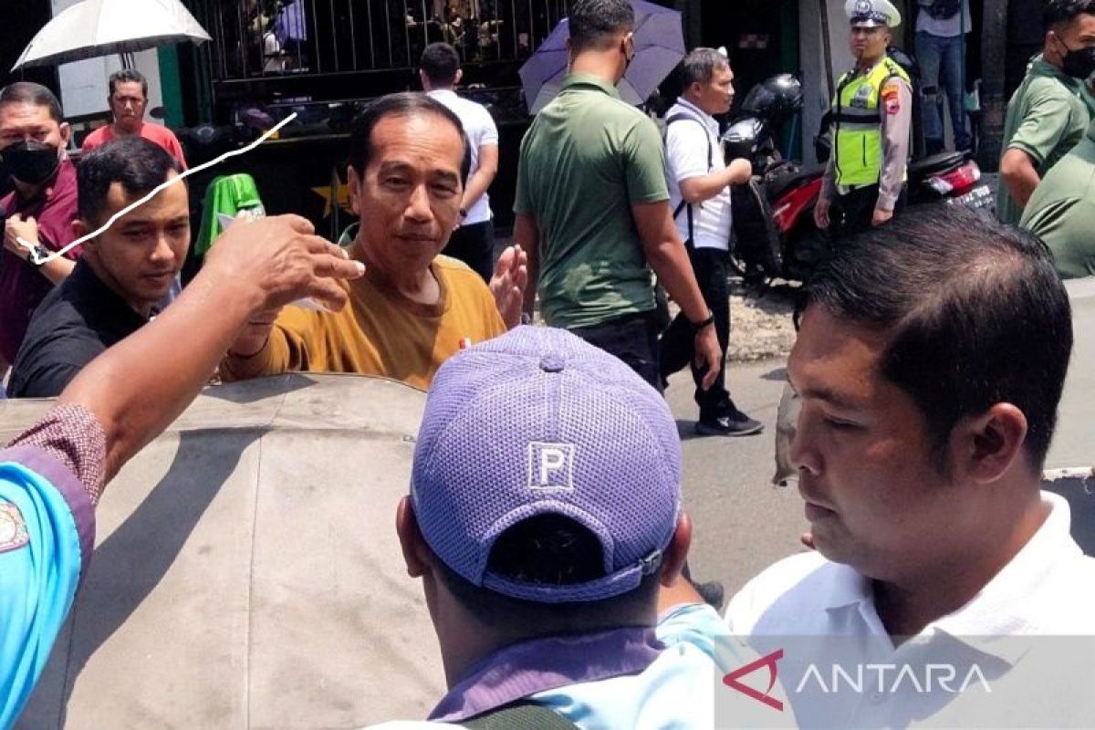 Presiden Jokowi berkeliling Solo sapa warga di Pasar Gede