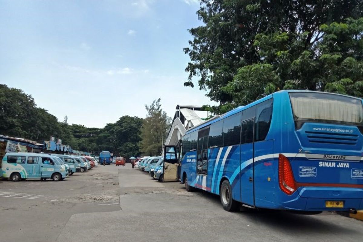 Sejumlah penumpang Terminal Grogol keluhkan minimnya fasilitas ruang tunggu