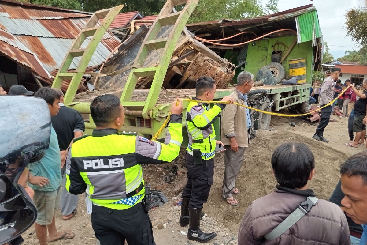 Kecelakaan beruntun kembali terjadi di Panyalaian, satu orang tewas tiga orang luka -luka