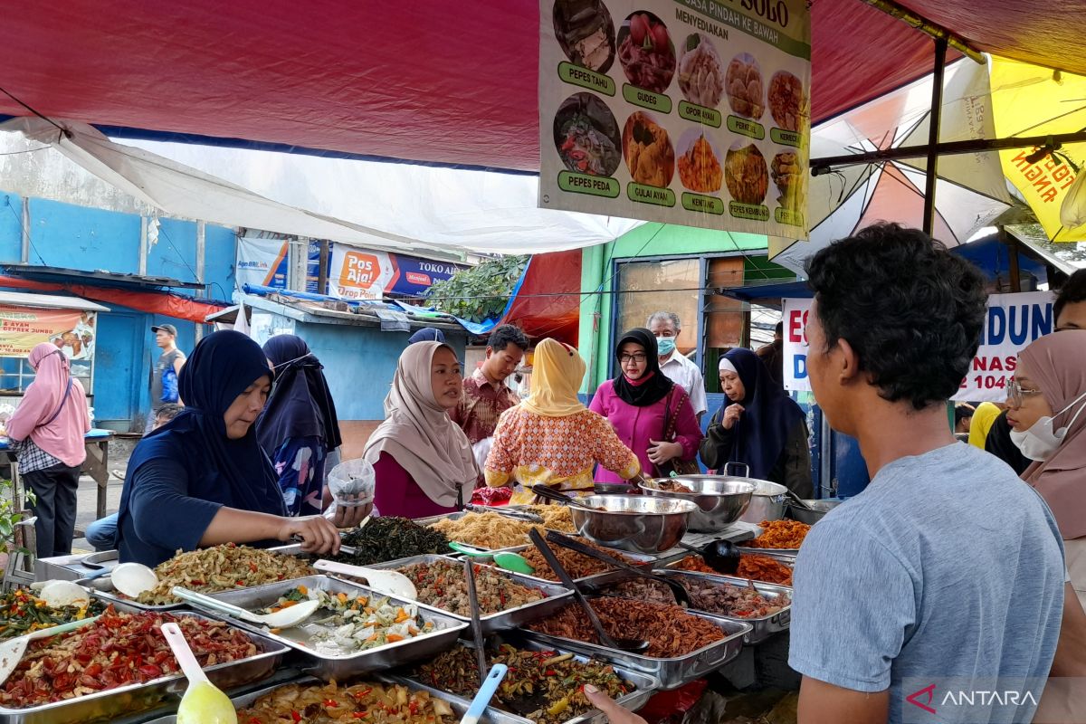 Omzet pedagang pasar takjil Rawamangun meningkat selama Ramadhan