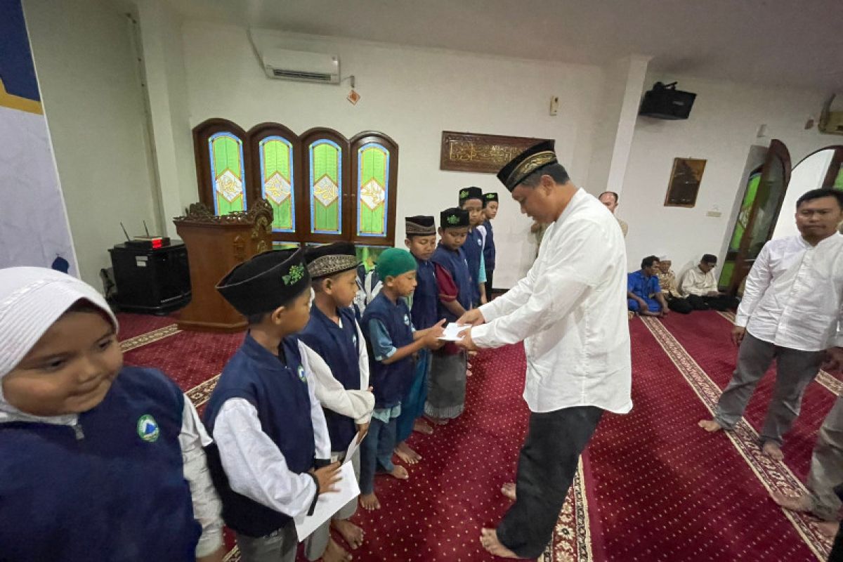 YBM PLN Karawang salurkan paket sembako kepada ratusan dhuafa dan guru ngaji