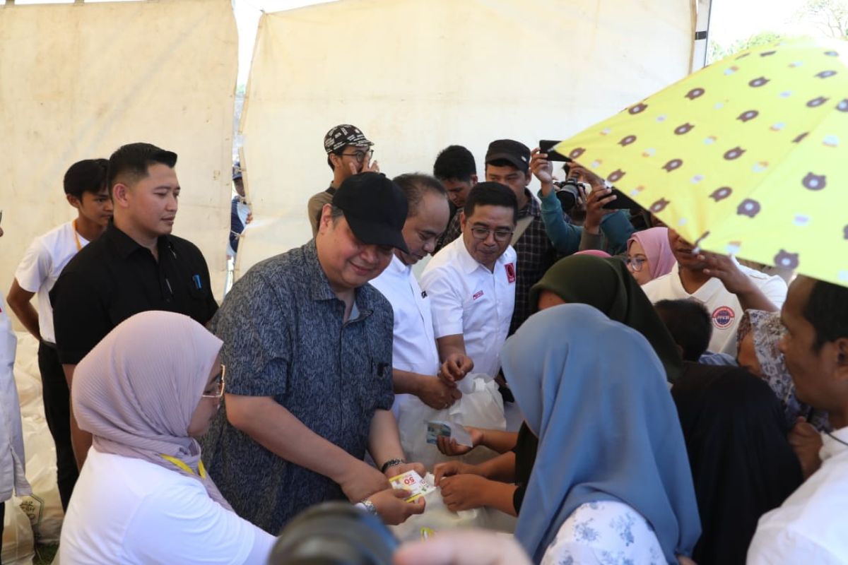 Airlangga dan Bang Zaki buka pasar murah Ramadhan Projo di Tangerang