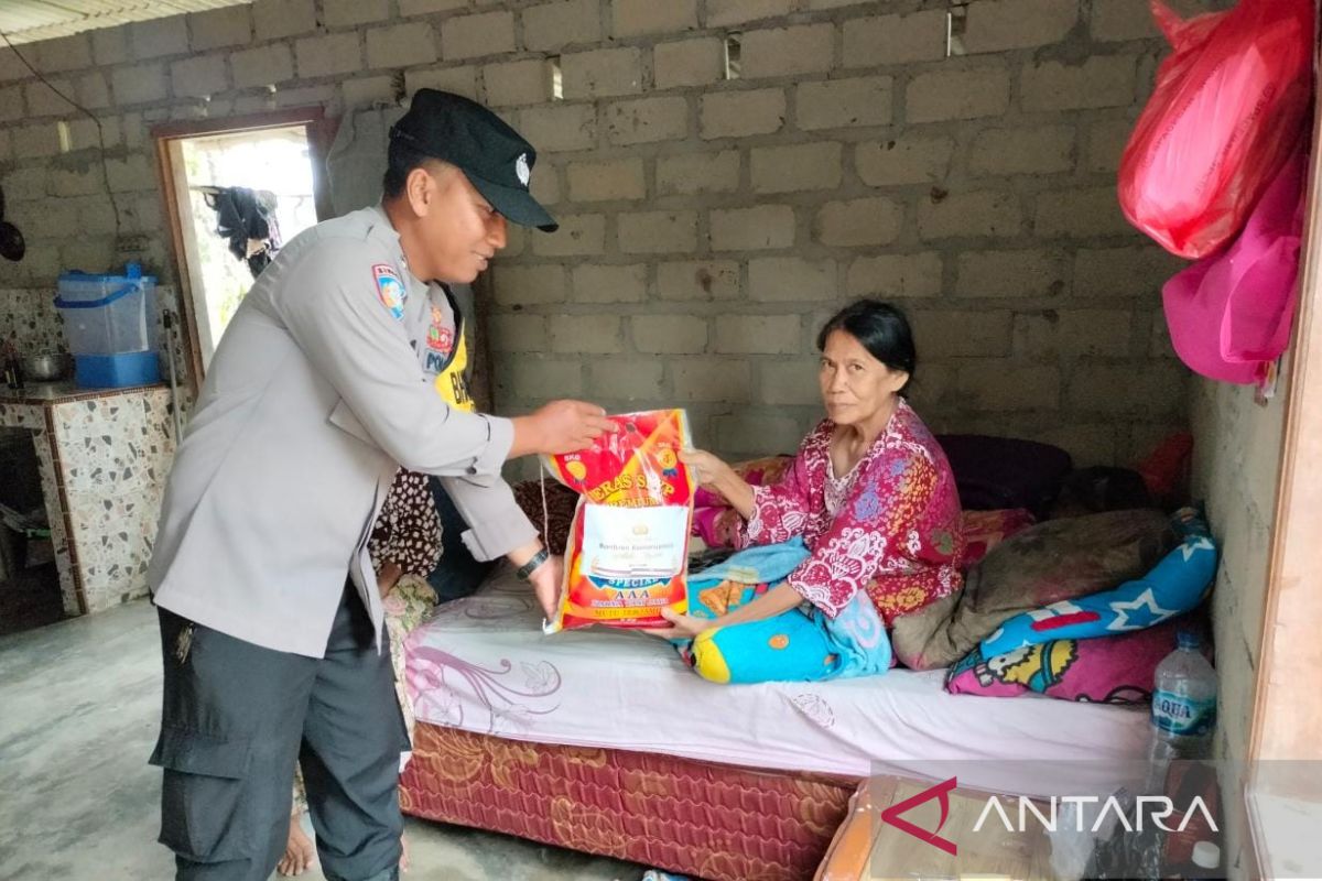 Polisi Bangka Barat bagikan bantuan ratusan paket sembako