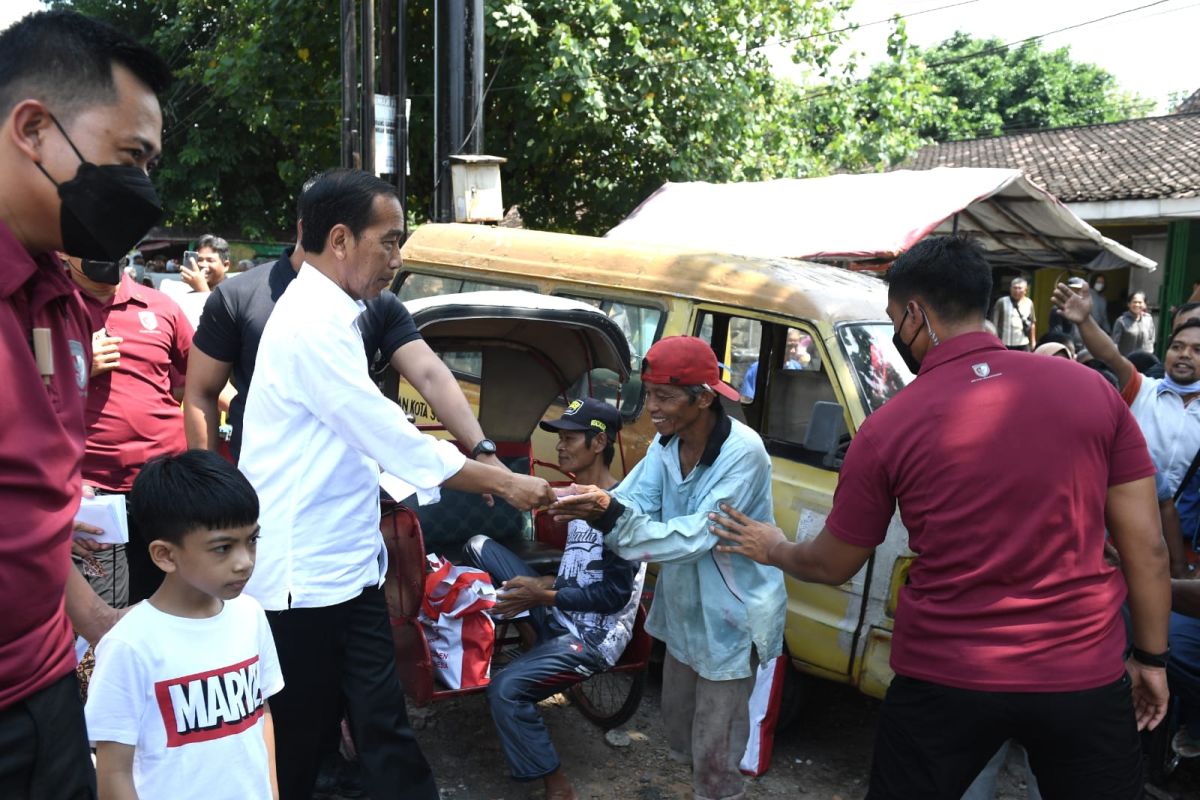 Jokowi bagikan bantuan untuk pedagang di sejumlah pasar Surakarta