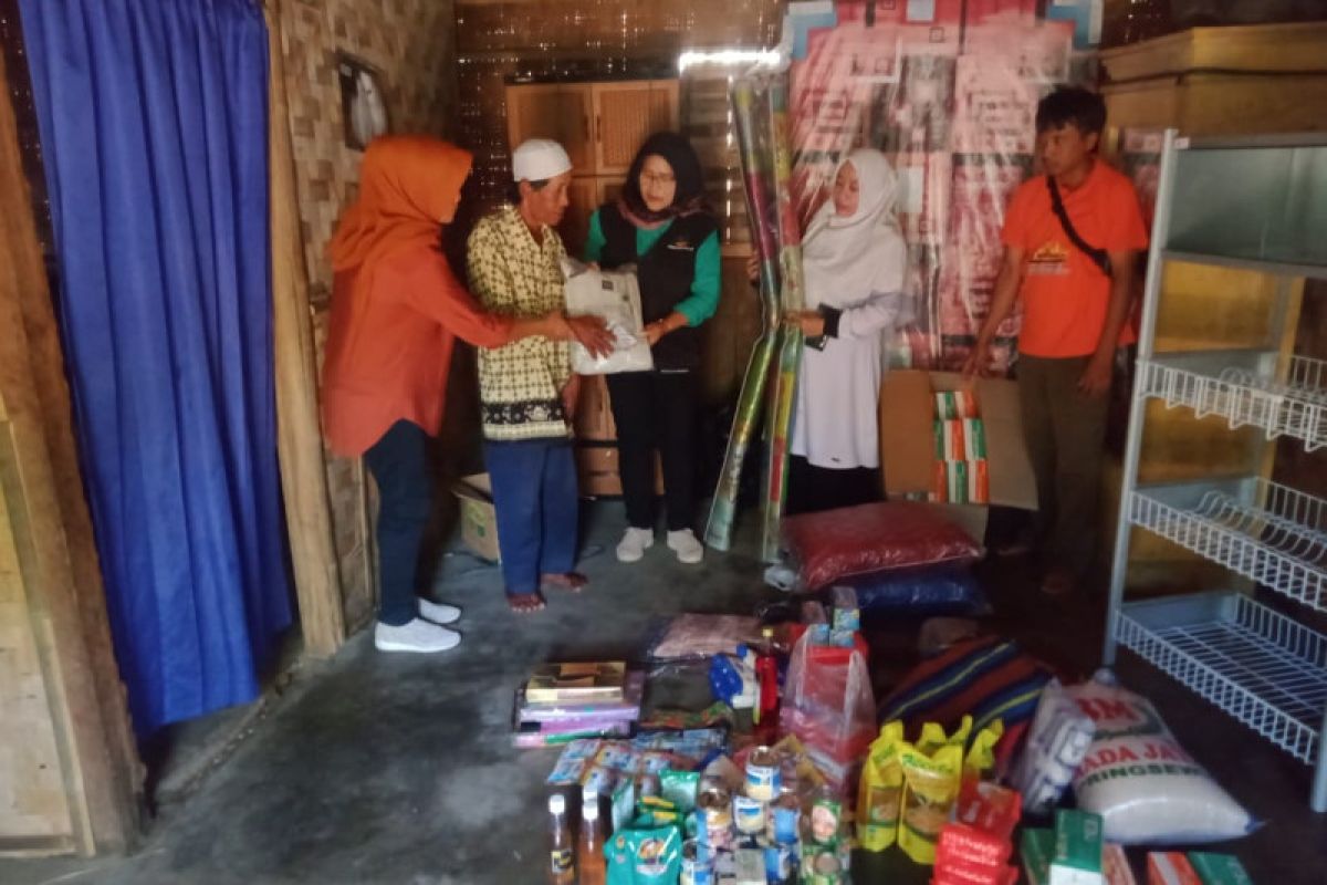 LKS Alamanda beri bantuan kepada penjual sapu keliling di Tanggamus