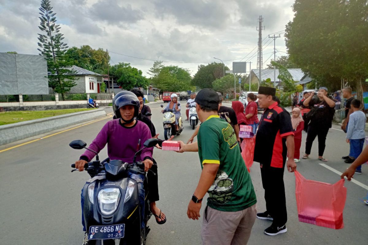 Bonek dan Paguyuban se-Kota Ambon bagikan 1.000 takjil pada  warga
