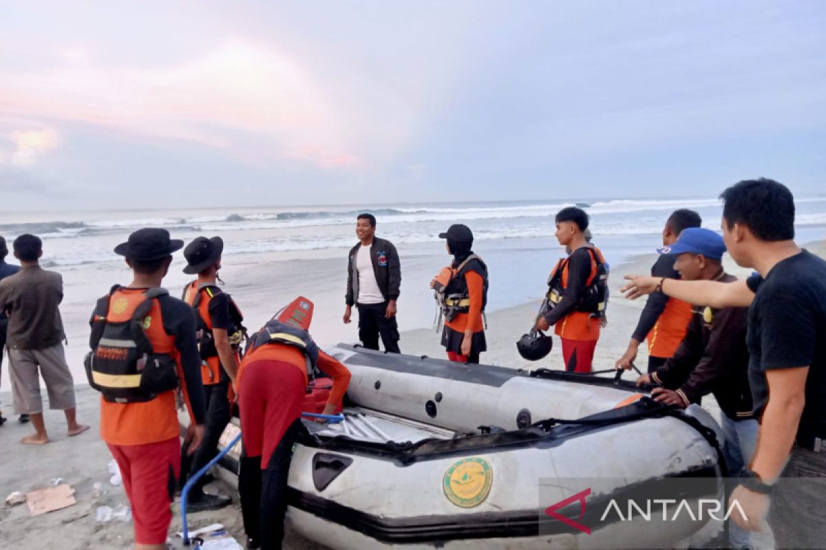 Basarnas kembali cari anak hanyut di Pantai Pasir Putih Bengkulu