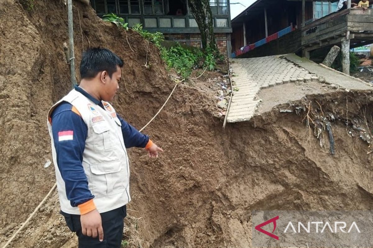 17 rumah di Muba disapu puting beliung dan tanah longsor