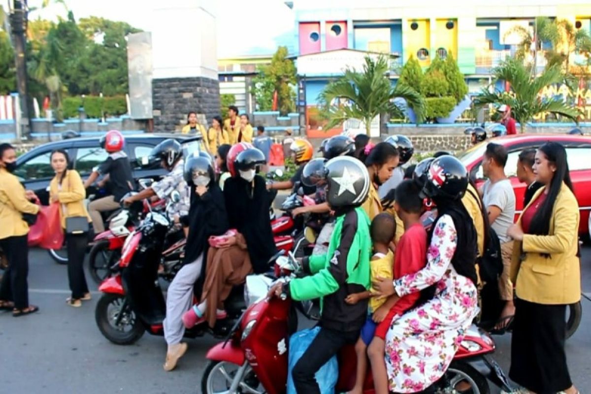 Mahasiswa Hindu berbagi takjil buka puasa wujud toleransi