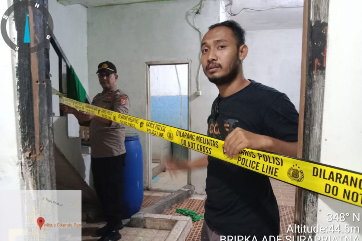 Polisi cek TKP penemuan mayat dalam toko di Cikande Serang