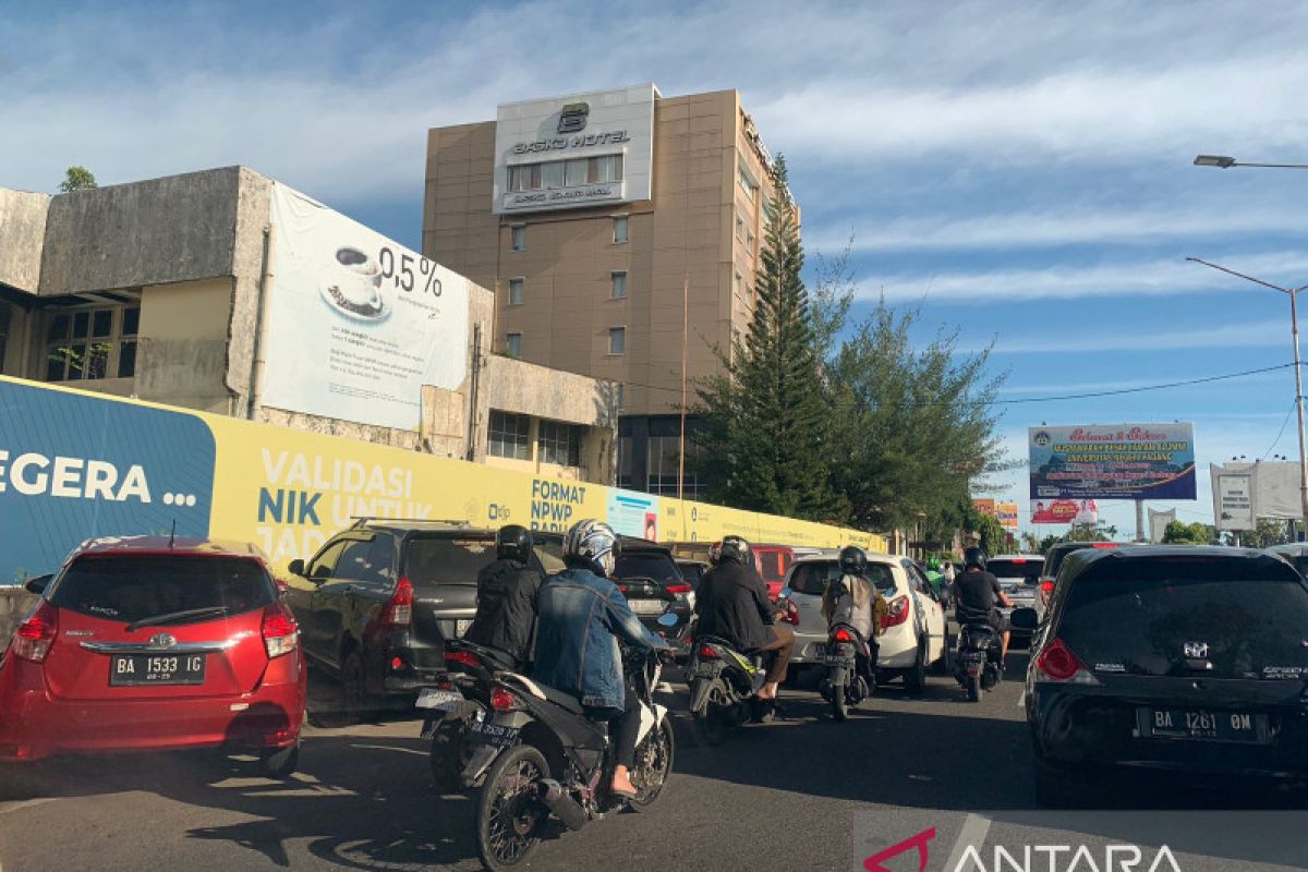 Pemkot Padang tindak parkir liar sebabkan kemacetan di depan Basko Hotel