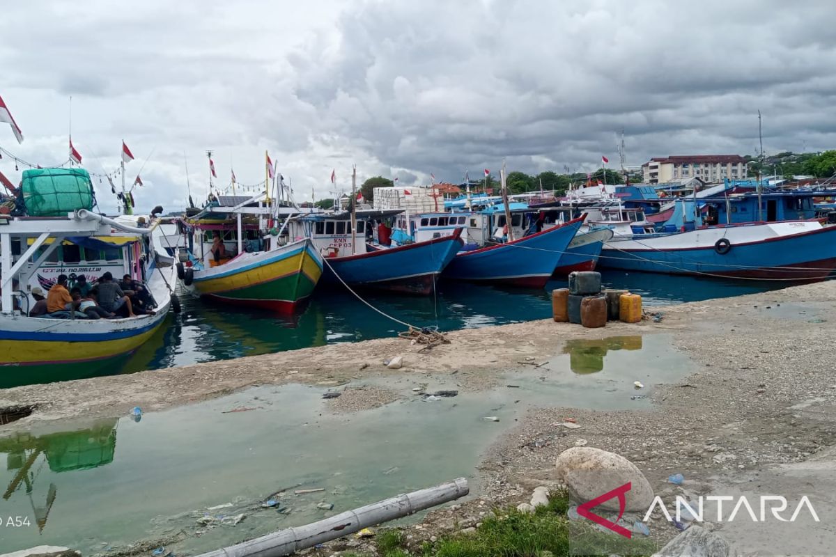 Nelayan Kota Kupang tidak melaut dampak siklon tropis 98S