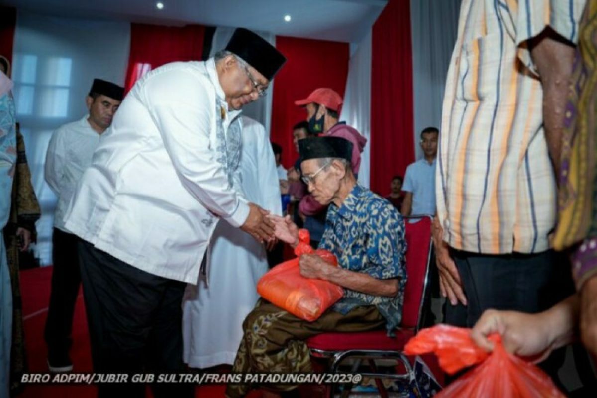 Gubernur Sulawesi Tenggara serahkan 5.000 paket bantuan sembako di Kolaka Timur