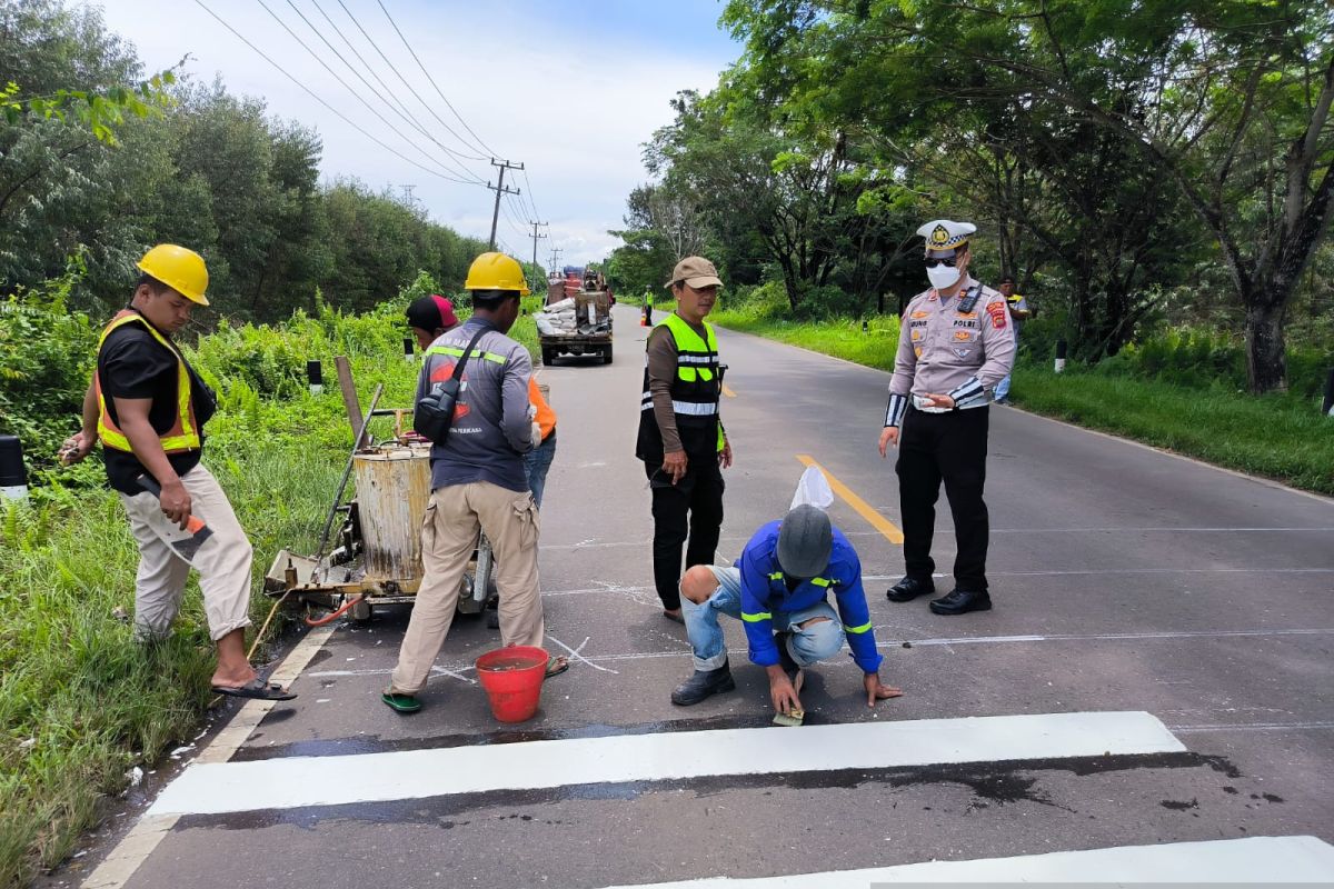 Rawan kecelakaan, ruas jalan Sabak Jambi dipasang pita kejut