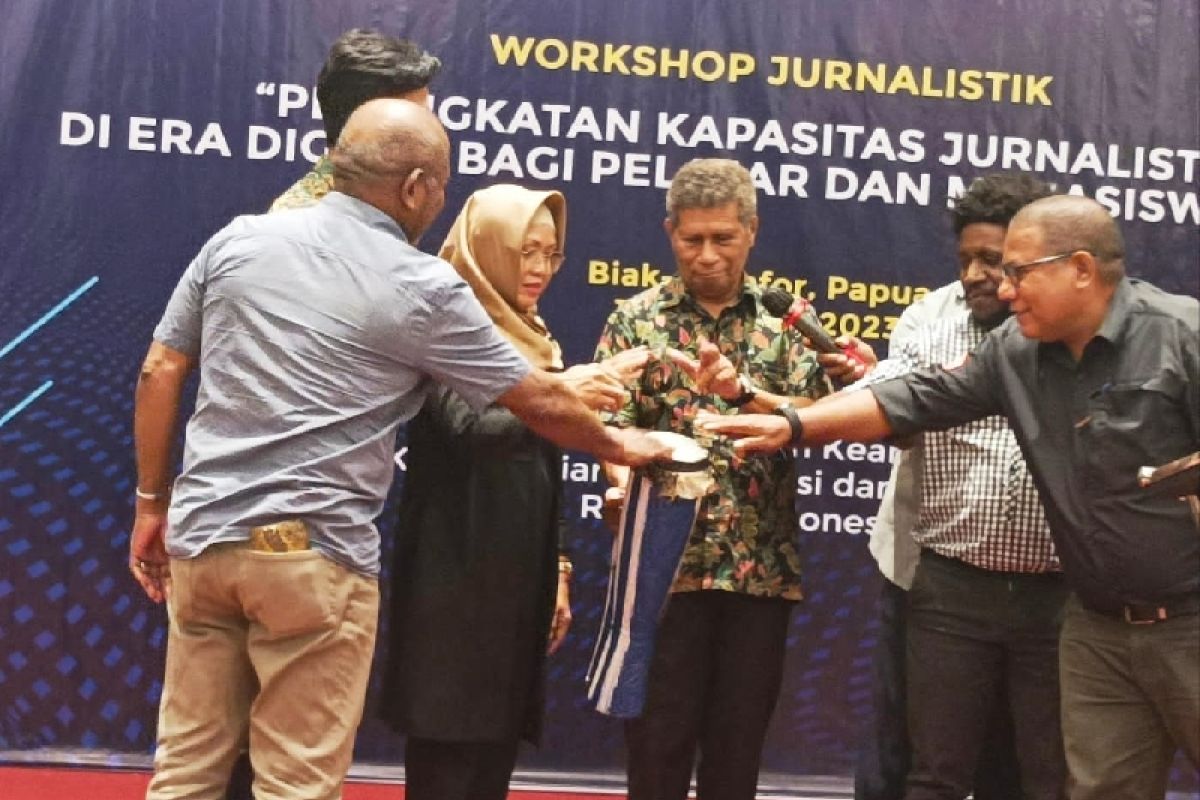 Kementerian Kominfo-IJPN bekali mahasiswa Biak ilmu jurnalistik