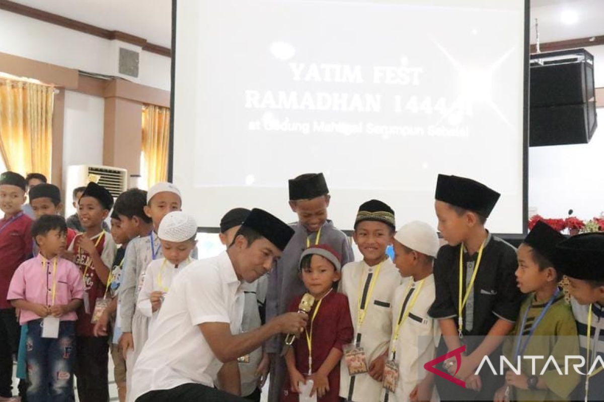 Pj Gubernur Suganda bercengkerama dengan anak-anak pada Yatim Fest 2023