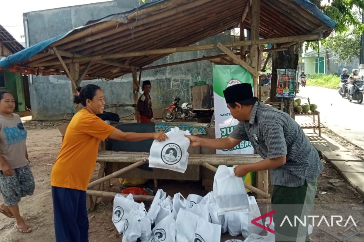 Santri Dukung Ganjar Banten Berbagi Takjil Untuk Warga di Kota Serang