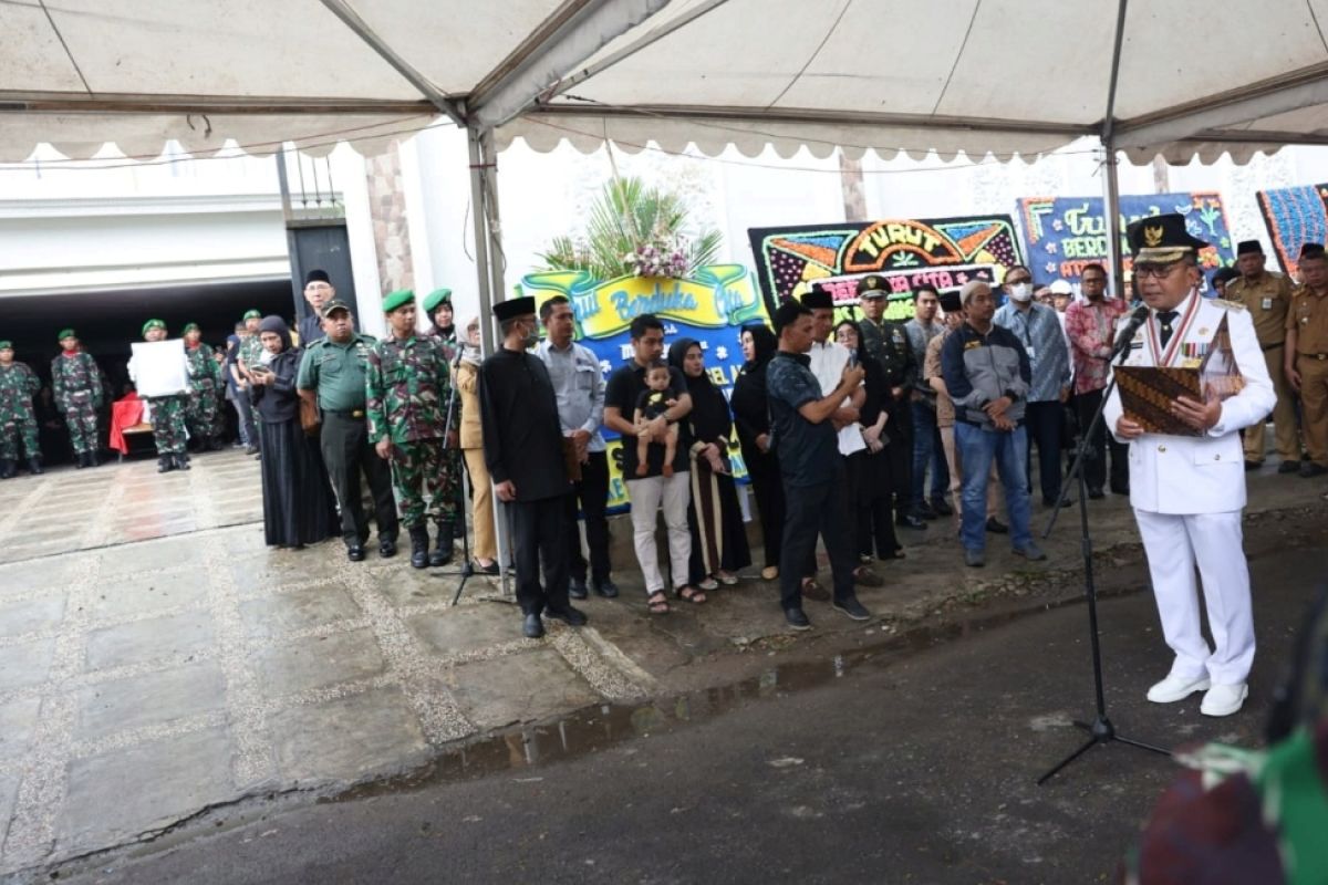 Wali Kota Makassar memimpin prosesi pelepasan jenazah menantu wapres