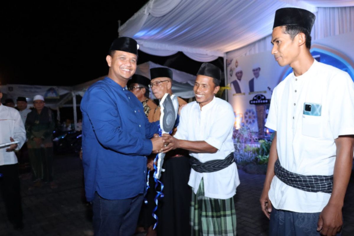 Kepala lingkungan di Lombok Tengah diberikan sepeda motor dinas