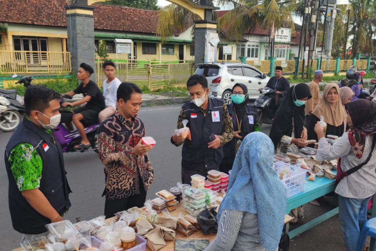 Dinkes Lombok Tengah menguji sampel takjil