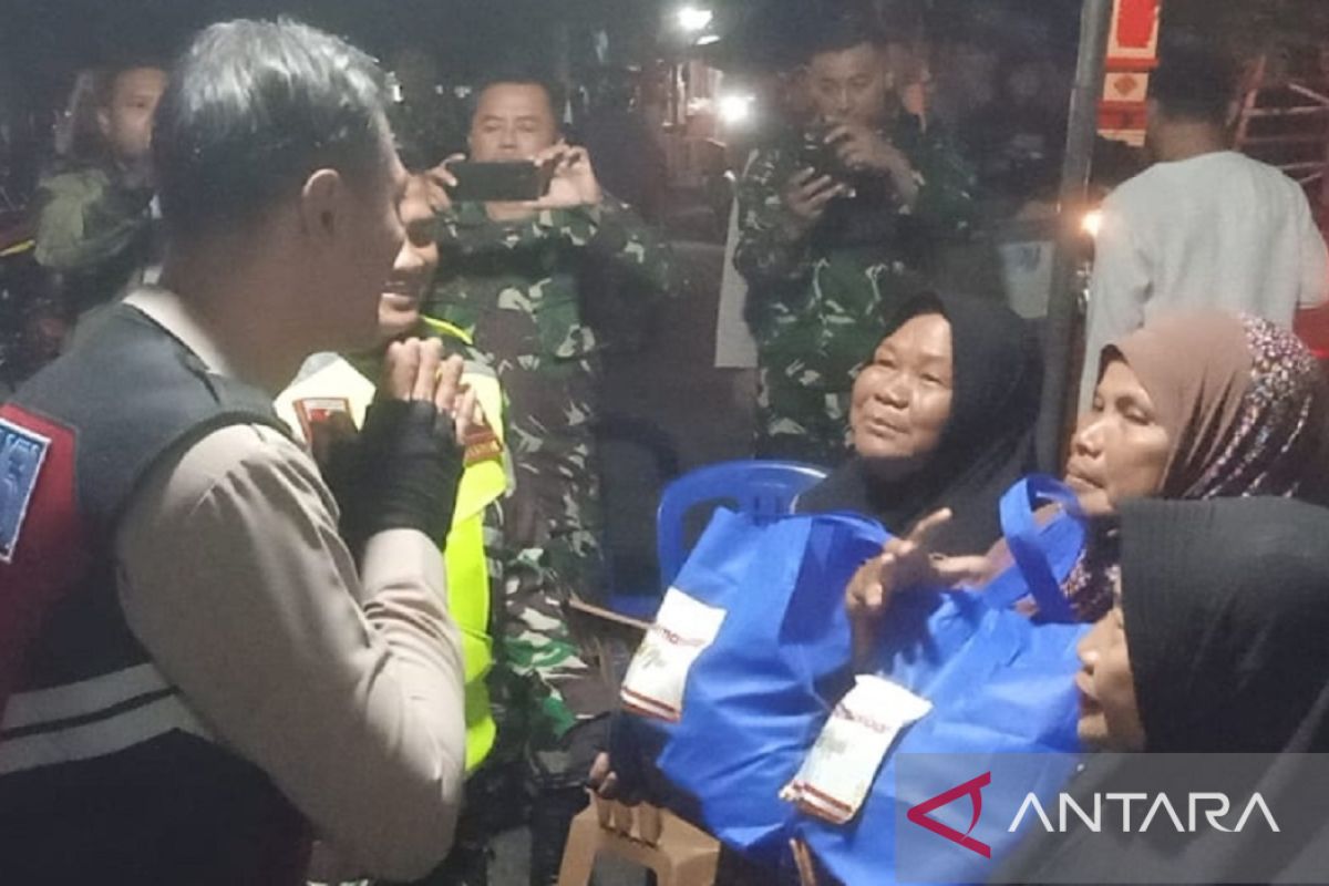 Polres Pamekasan bagi-bagi bantuan sambil sosialisasi kamtibmas