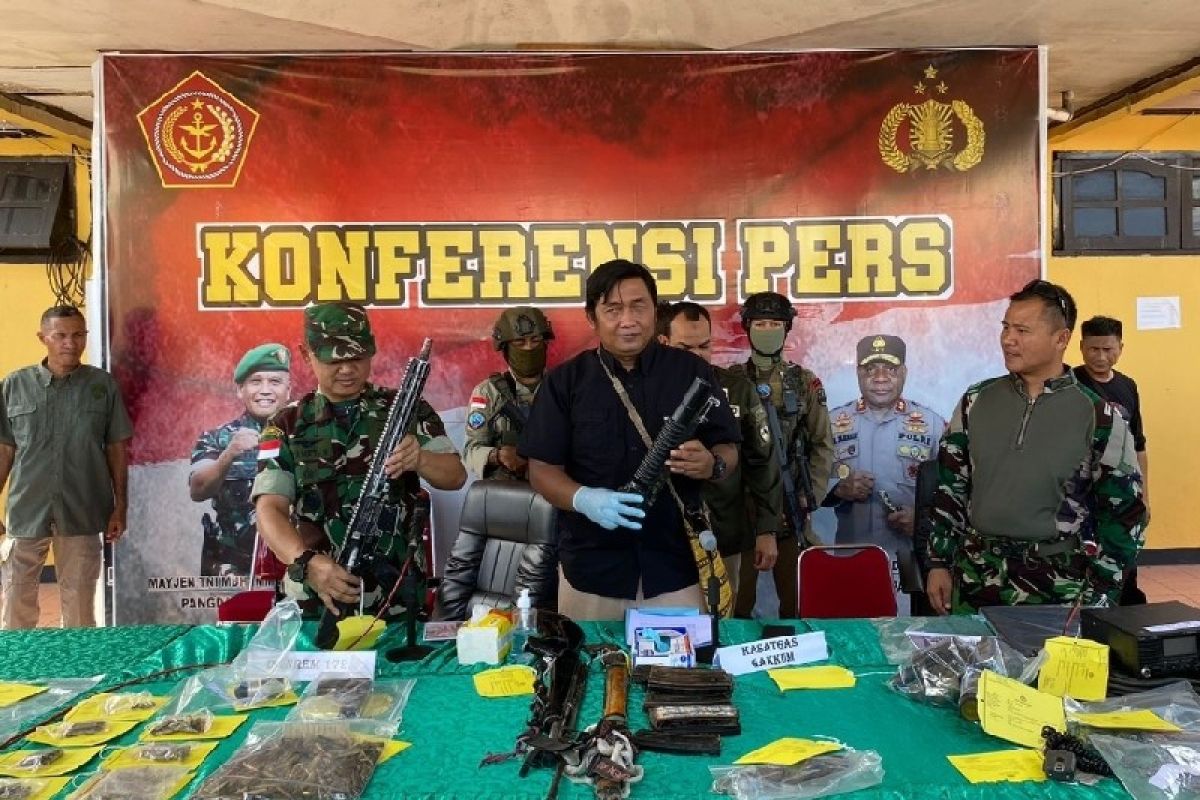 Tim gabungan TNI-Polri amankan senjata api dari markas KKB di Kenyam