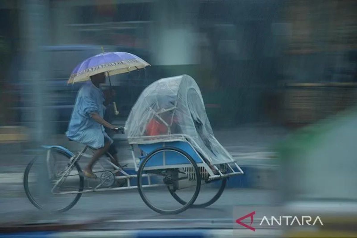 Hujan masih berpotensi turun di sejumlah kota besar di Indonesia