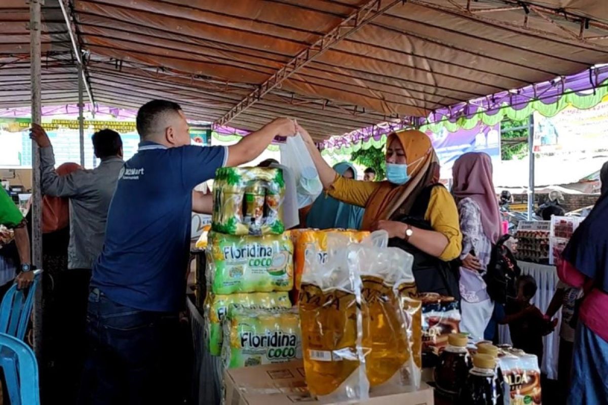Pemkot Mataram menggelar bazar sembako murah sambut Idul Fitri