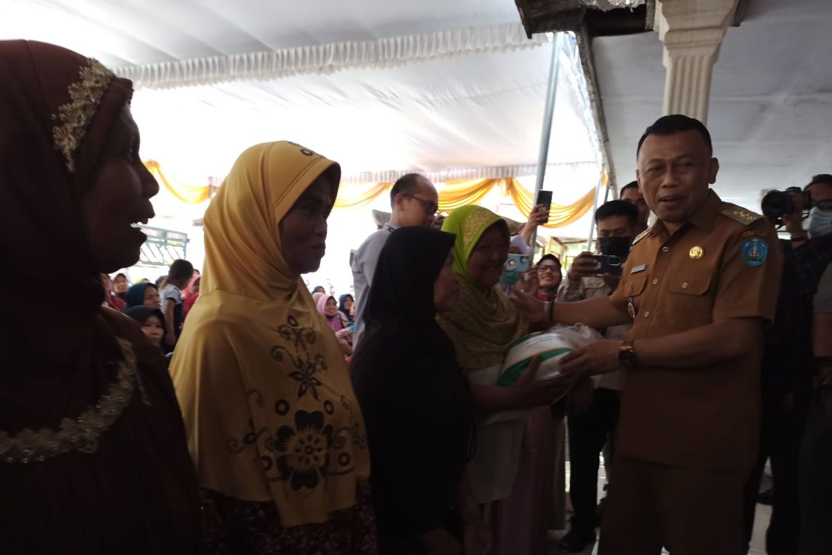 Ponorogo salurkan bantuan cadangan pangan ke masyarakat