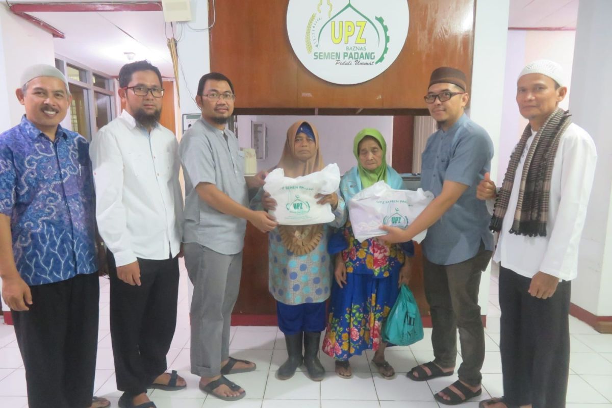 UPZ Baznas Semen Padang salurkan 288 paket Lebaran untuk kaum dhuafa