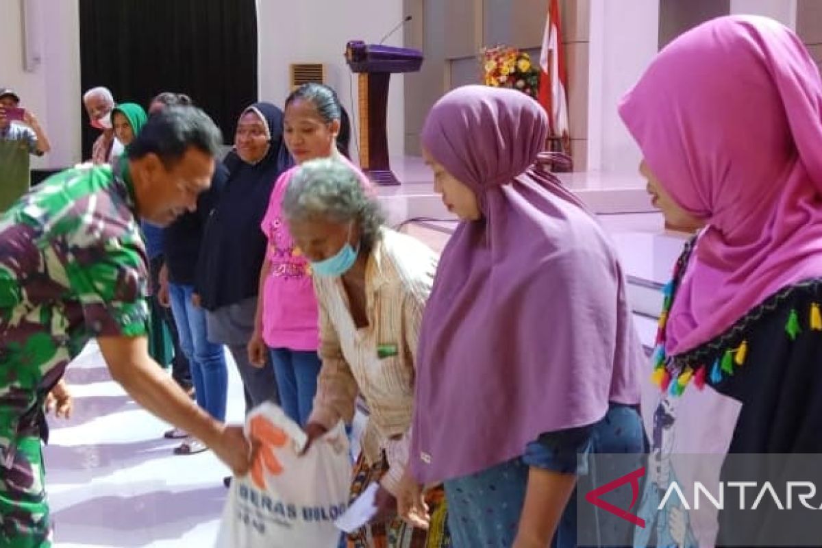Pemkab Maluku Tenggara salurkan bantuan pangan bagi warga miskin