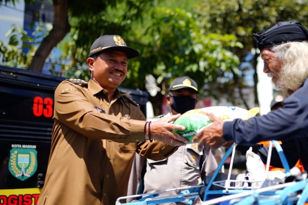 Wali Kota Madiun bagikan ratusan paket sembako kepada warga sekitar PBM