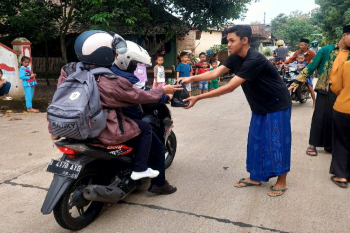 IPNU-IPPNU Kaliwungu Selatan bagikan takjil ke pengguna jalan