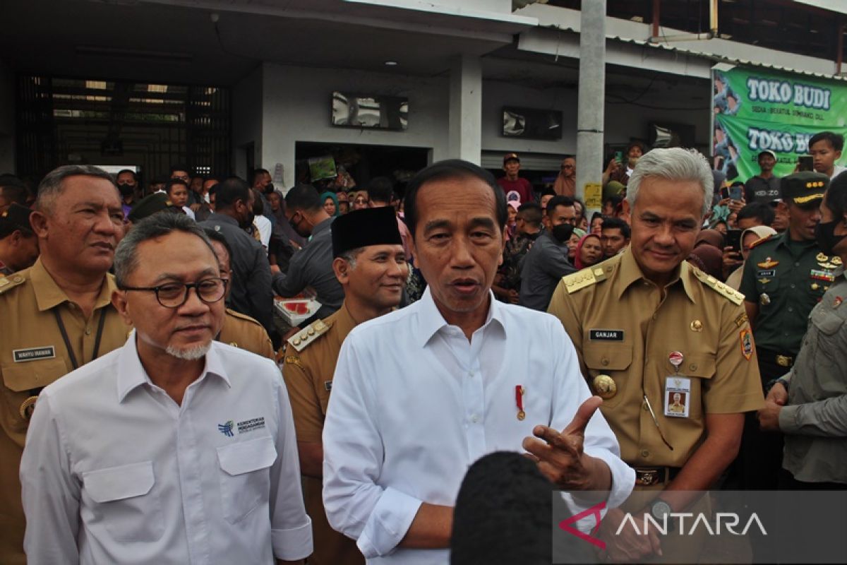 Jokowi mengecek harga bahan pangan di Pasar Rakyat Cepogo Boyolali