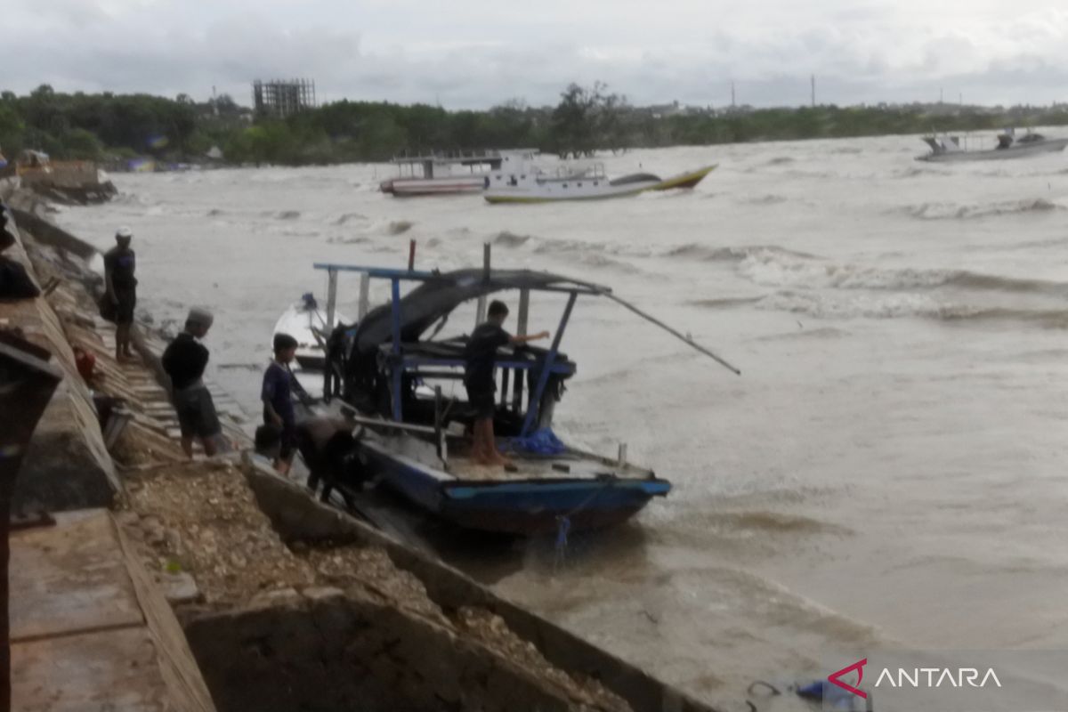 Puluhan rumah warga di pesisir Kota Kupang terendam banjir rob