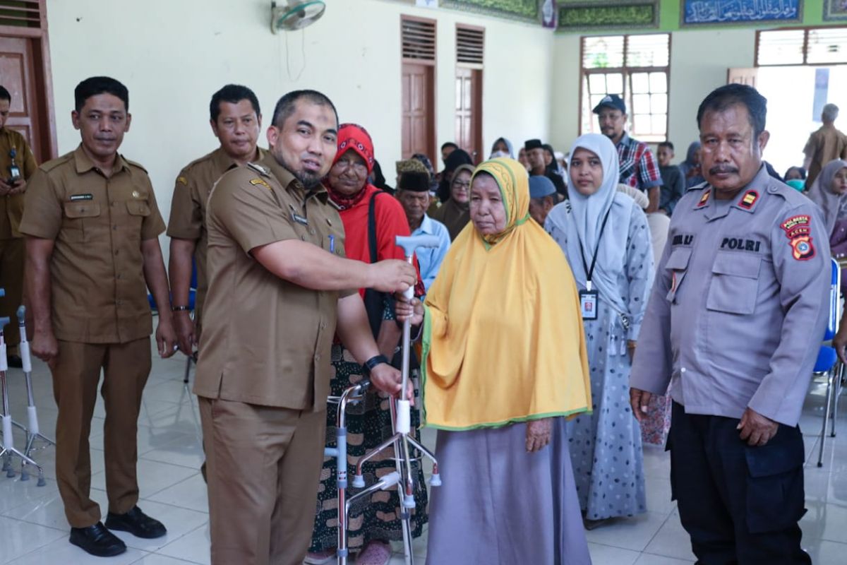 Pemkab Aceh Besar bantu kursi roda untuk penyandang disabilitas
