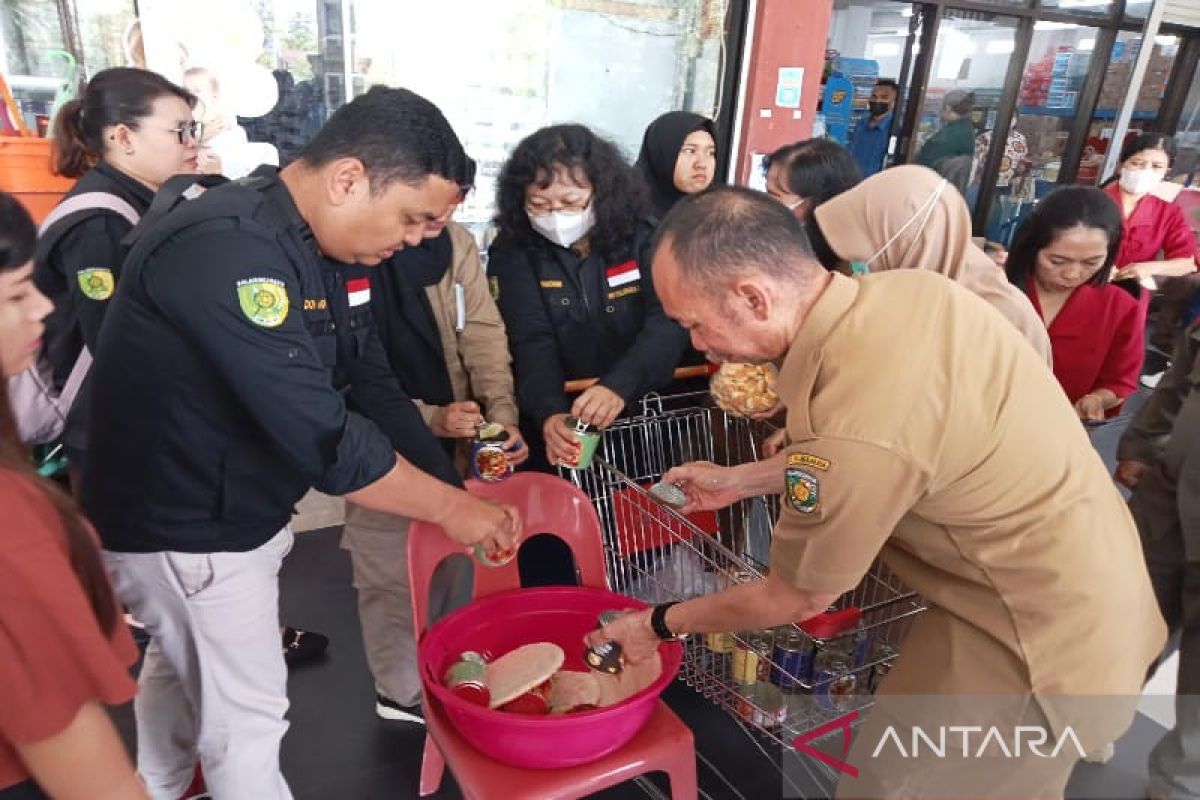 Tim Satgas Pangan musnahkan produk tak layak konsumsi di Palangka Raya