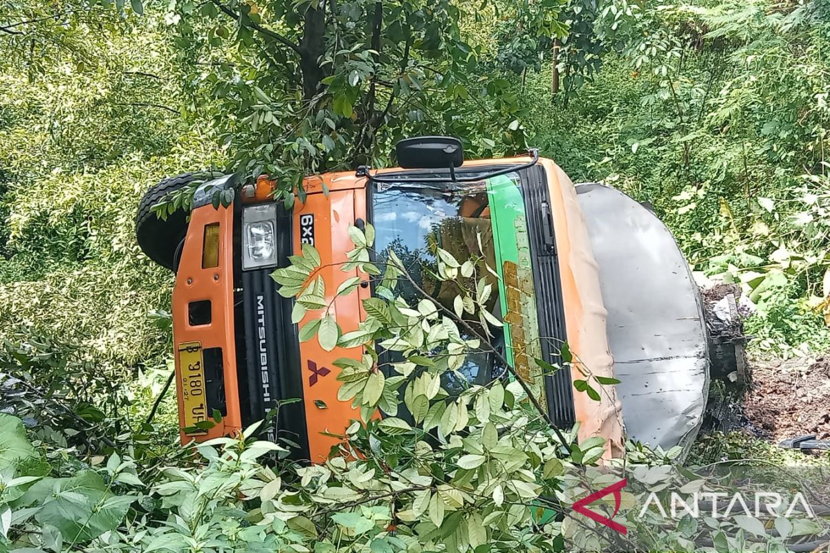 Masuk jalur terlarang, truk pengangkut aspal terjun ke jurang