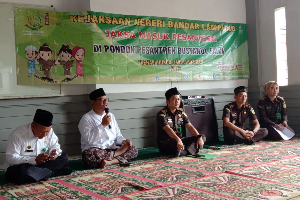 Jaksa kenalkan peraturan hukum kepada santri pondok pesantren