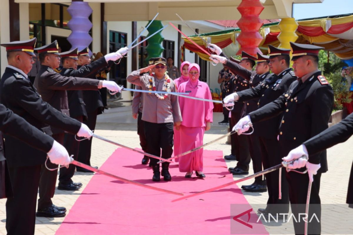 Adat Gorontalo lepas-sambut pejabat Kapolres Gorontalo Utara